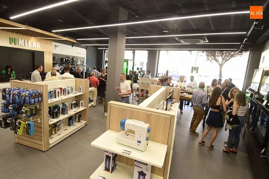 Momento de la inauguración de las tiendas Milar y Phone Hause/ Rep. Gráfico: Adrián M. Pastor
