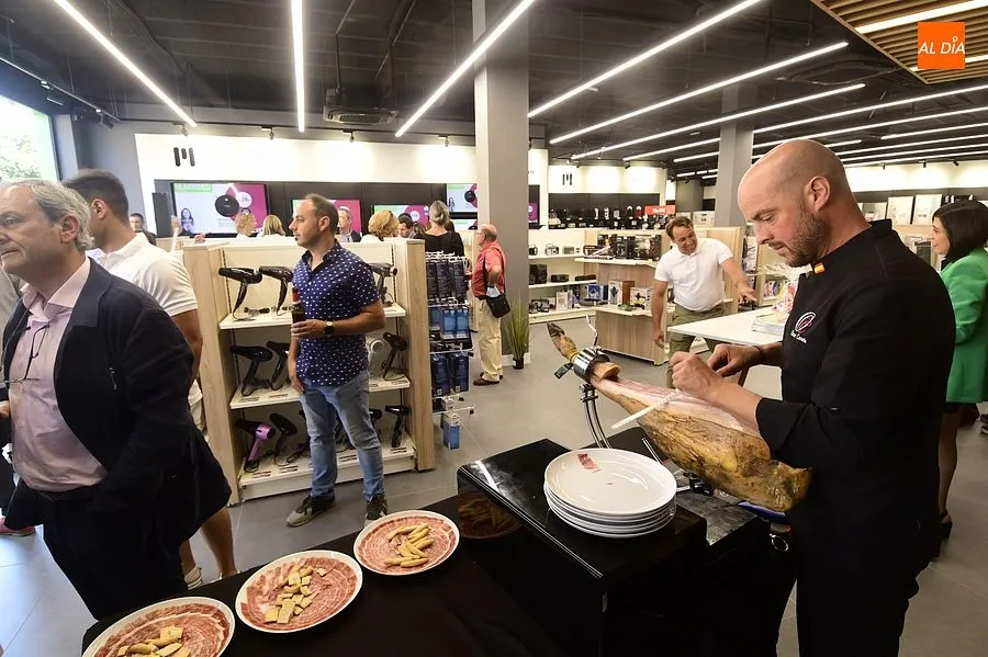 Momento de la inauguración de las tiendas Milar y Phone Hause/ Rep. Gráfico: Adrián M. Pastor