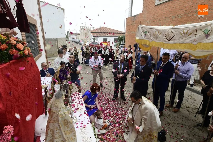Momento de la procesión del Corpus en La Fuente de San Esteban/ Rep.Gráfico: Adrián M. Pastor