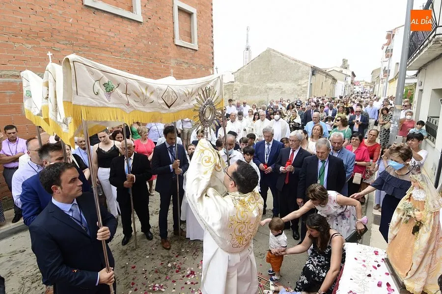 Momento de la procesión del Corpus en La Fuente de San Esteban/ Rep.Gráfico: Adrián M. Pastor