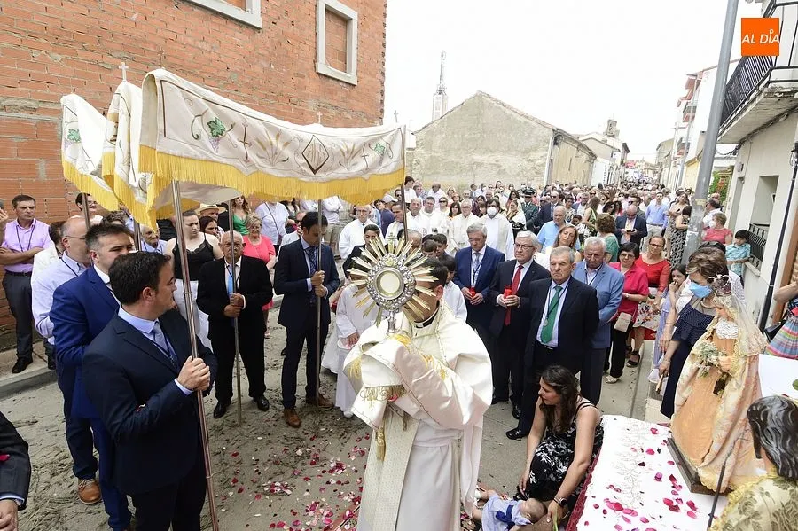 Momento de la procesión del Corpus en La Fuente de San Esteban/ Rep.Gráfico: Adrián M. Pastor
