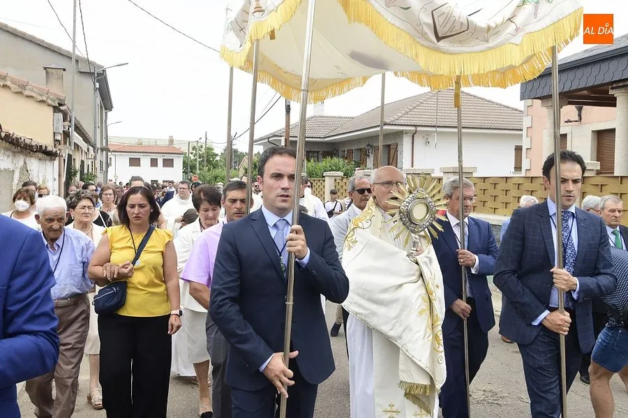 Momento de la procesión del Corpus en La Fuente de San Esteban/ Rep.Gráfico: Adrián M. Pastor