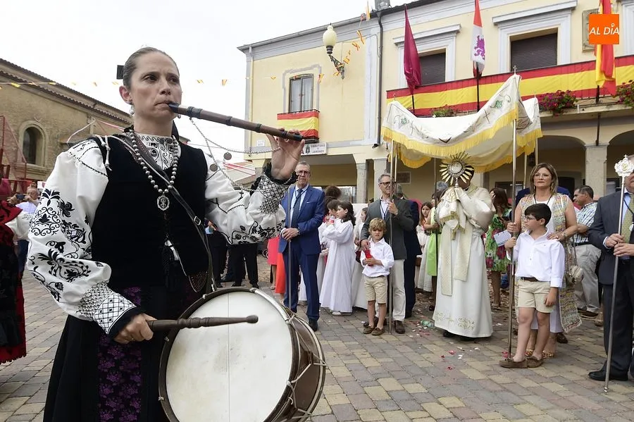 Momento de la procesión del Corpus en La Fuente de San Esteban/ Rep.Gráfico: Adrián M. Pastor
