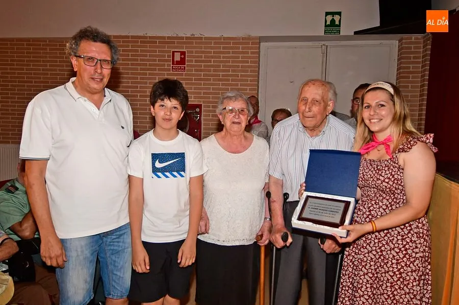 Uno de los momentos en el homenaje a mayores y personas que cuidaron de sus vecinos en pandemia/ Fotos: Adrián M.Pastor