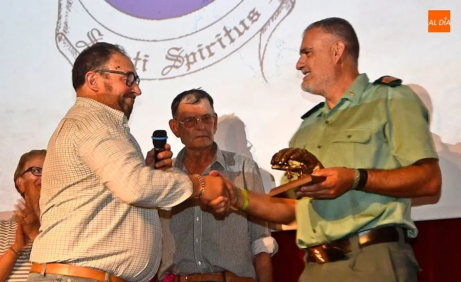 Uno de los momentos en el homenaje a mayores y personas que cuidaron de sus vecinos en pandemia/ Fotos: Adrián M.Pastor