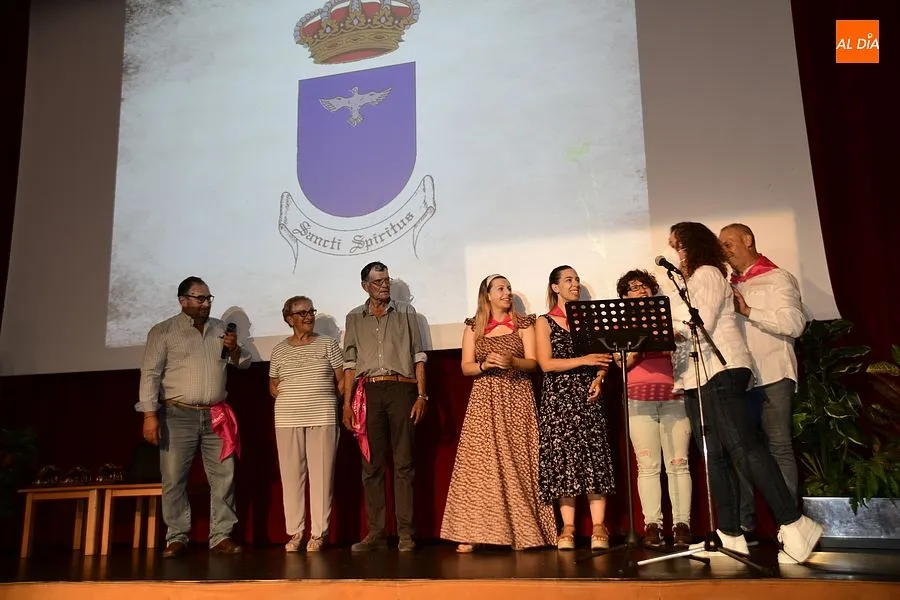 Uno de los momentos en el homenaje a mayores y personas que cuidaron de sus vecinos en pandemia/ Fotos: Adrián M.Pastor