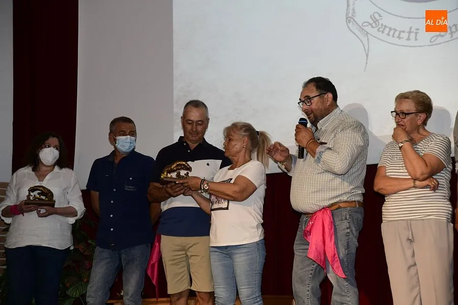 Uno de los momentos en el homenaje a mayores y personas que cuidaron de sus vecinos en pandemia/ Fotos: Adrián M.Pastor