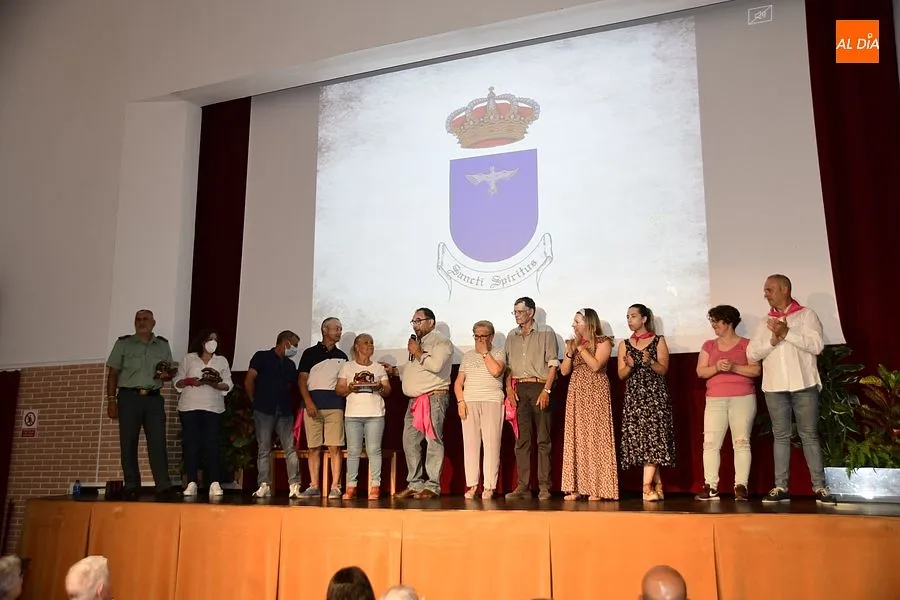 Uno de los momentos en el homenaje a mayores y personas que cuidaron de sus vecinos en pandemia/ Fotos: Adrián M.Pastor