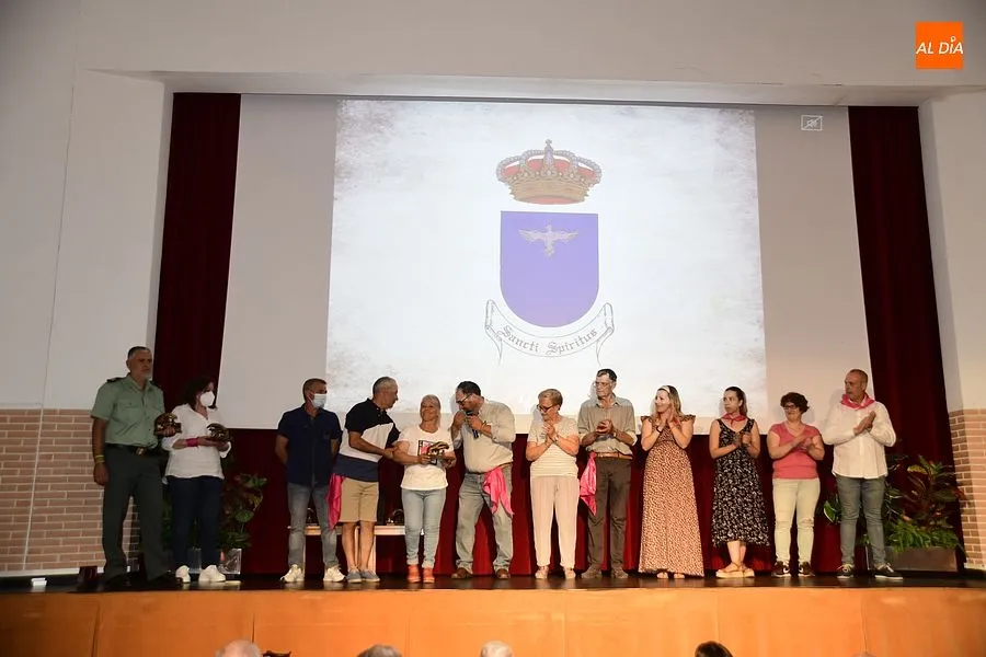 Uno de los momentos en el homenaje a mayores y personas que cuidaron de sus vecinos en pandemia/ Fotos: Adrián M.Pastor