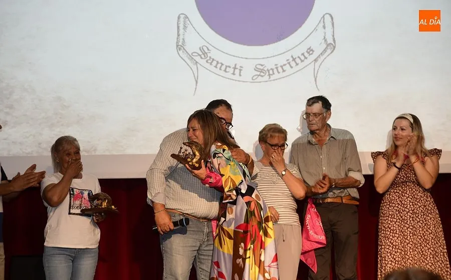 Uno de los momentos en el homenaje a mayores y personas que cuidaron de sus vecinos en pandemia/ Fotos: Adrián M.Pastor