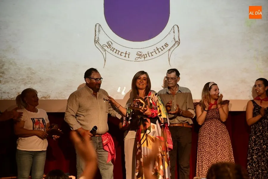 Uno de los momentos en el homenaje a mayores y personas que cuidaron de sus vecinos en pandemia/ Fotos: Adrián M.Pastor