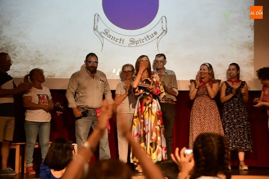 Uno de los momentos en el homenaje a mayores y personas que cuidaron de sus vecinos en pandemia/ Fotos: Adrián M.Pastor