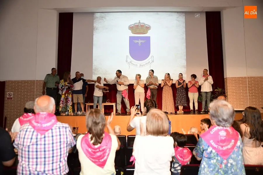 Uno de los momentos en el homenaje a mayores y personas que cuidaron de sus vecinos en pandemia/ Fotos: Adrián M.Pastor