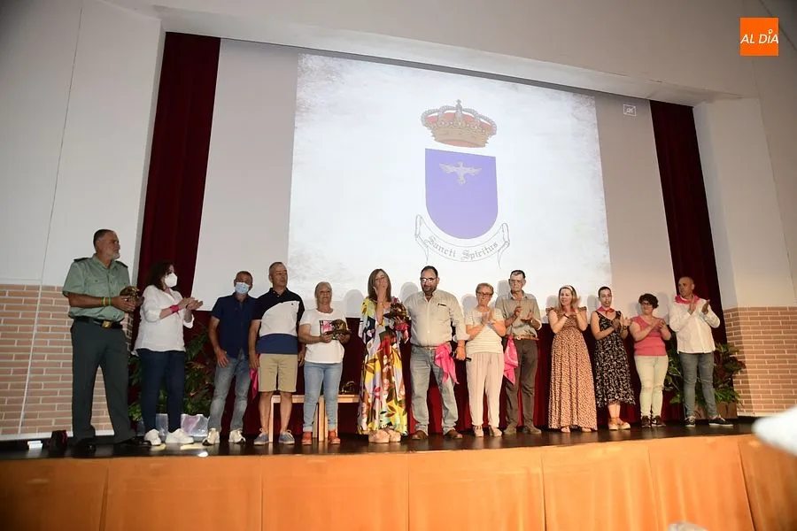 Uno de los momentos en el homenaje a mayores y personas que cuidaron de sus vecinos en pandemia/ Fotos: Adrián M.Pastor