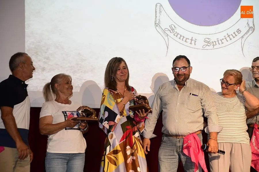 Uno de los momentos en el homenaje a mayores y personas que cuidaron de sus vecinos en pandemia/ Fotos: Adrián M.Pastor