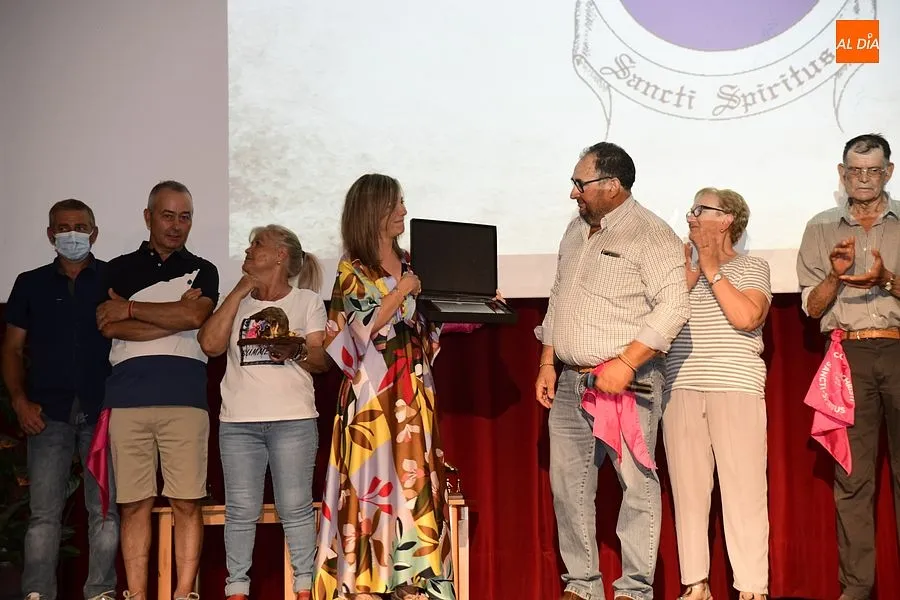 Uno de los momentos en el homenaje a mayores y personas que cuidaron de sus vecinos en pandemia/ Fotos: Adrián M.Pastor