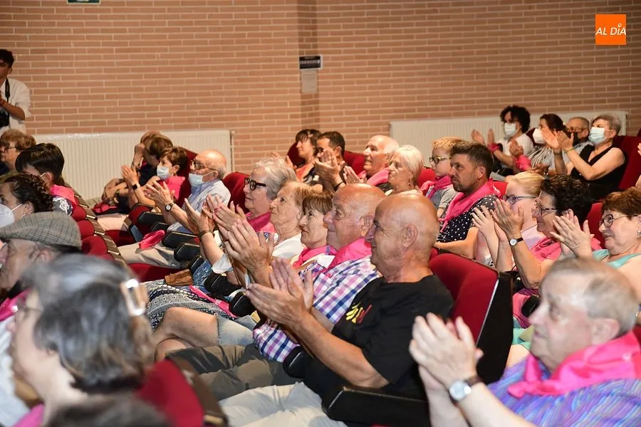 Uno de los momentos en el homenaje a mayores y personas que cuidaron de sus vecinos en pandemia/ Fotos: Adrián M.Pastor