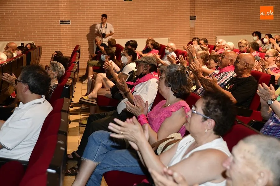 Uno de los momentos en el homenaje a mayores y personas que cuidaron de sus vecinos en pandemia/ Fotos: Adrián M.Pastor