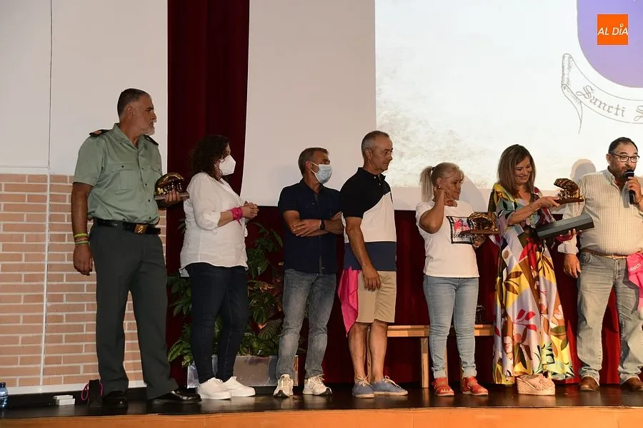 Uno de los momentos en el homenaje a mayores y personas que cuidaron de sus vecinos en pandemia/ Fotos: Adrián M.Pastor