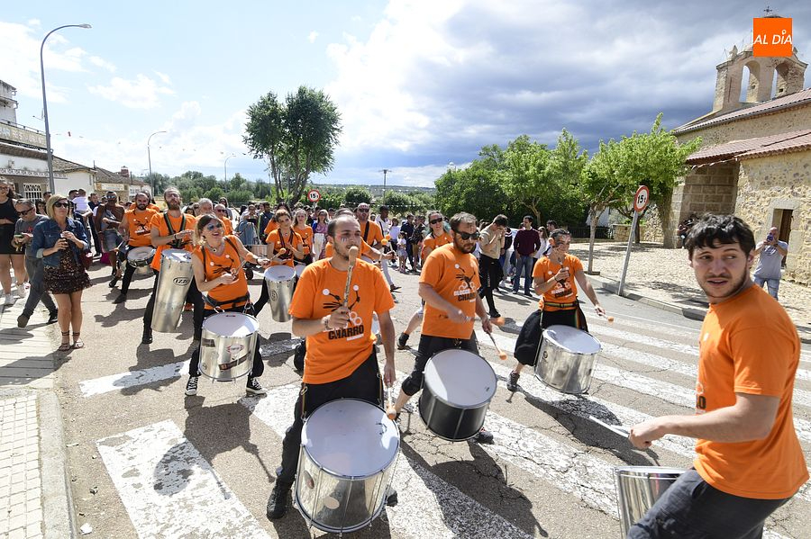 El grupo de tambores animó las calles santeñas/Fotos: Adrián M.Pastor