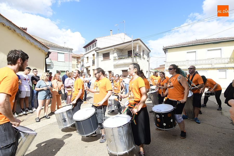El grupo de tambores animó las calles santeñas/Fotos: Adrián M.Pastor