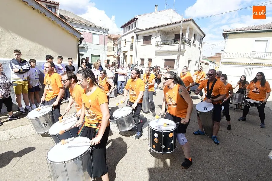El grupo de tambores animó las calles santeñas/Fotos: Adrián M.Pastor