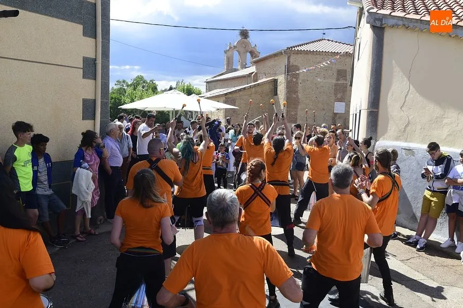 El grupo de tambores animó las calles santeñas/Fotos: Adrián M.Pastor