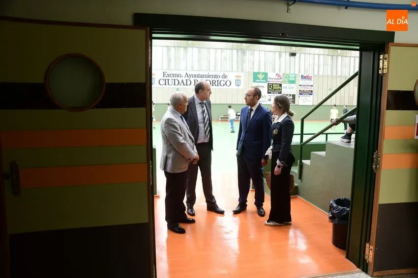 Foto 11 - El director general de Centros de la Junta visita el nuevo aspecto del Pabell&oacute;n de Conde de Fox&aacute;