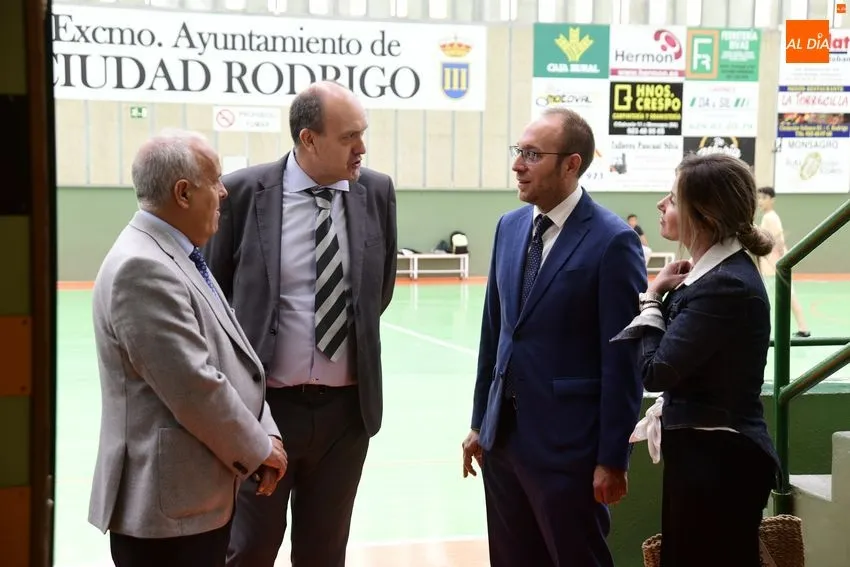 Foto 10 - El director general de Centros de la Junta visita el nuevo aspecto del Pabell&oacute;n de Conde de Fox&aacute;