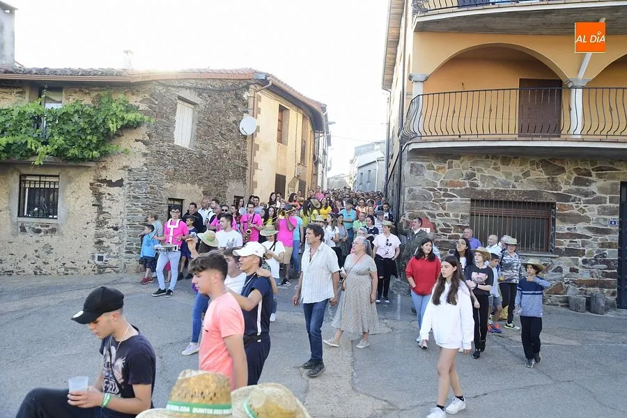Los quintos de Robleda izan el pino por San Juan/ Fotos: Adrián M.Pastor