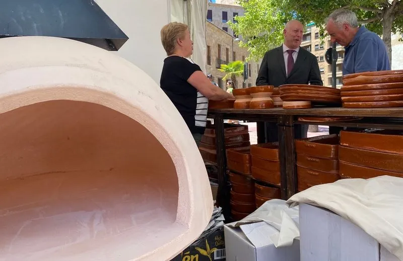 El  concejal de Promoción Económica, Comercio y Mercados, Juan José Sánchez Alonso, ha visitado este viernes a los participantes de la Feria Internacional de Artesanía