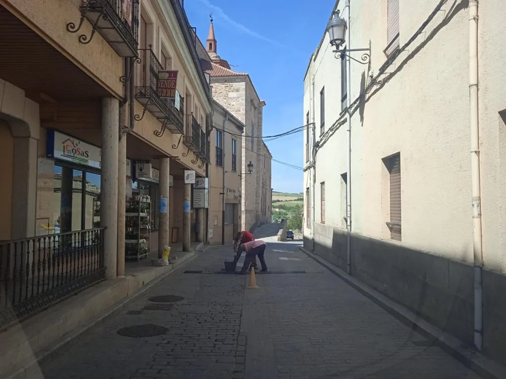 Foto 3 - Trabajos de alba&ntilde;iler&iacute;a y reparaci&oacute;n de pavimento y acerado en diferentes puntos del municipio