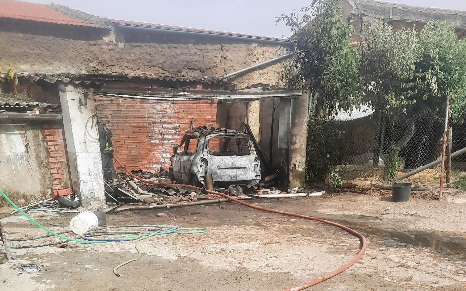 Los bomberos de Peñaranda acudán a sofocar un fuego en un coche estacionado en una vivienda en Cantalapiedra