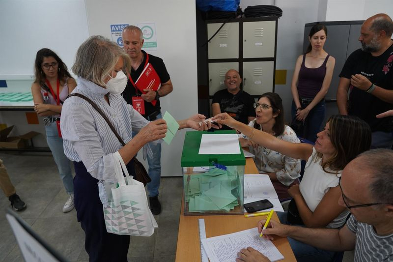 Ciudadanos ejercen su derecho al voto durante el día de las elecciones a la Presidencia de la Junta de Andalucía en Sevilla. Foto: EP