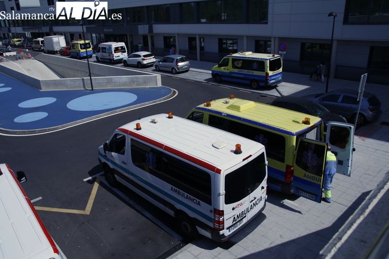 Foto de archivo de una ambulancia junto al Hospital de Salamanca