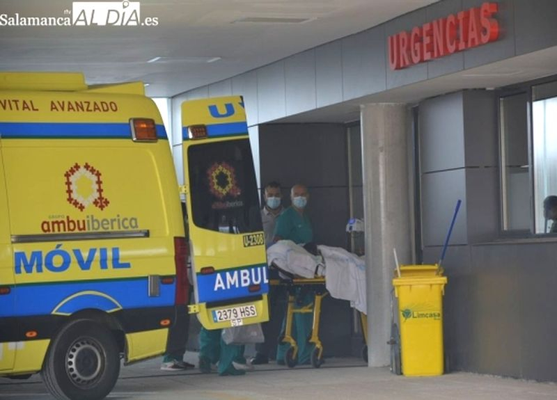 Foto de archivo de la llegada de una ambulancia al servicio de Urgencias del Hospital Universitario de Salamanca