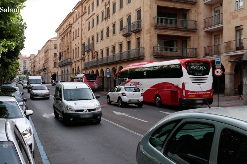 Tráfico de vehículos en la Gran Vía de Salamanca. Foto de David Sañudo