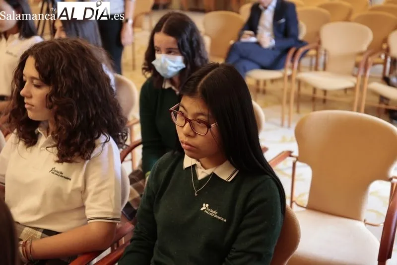 Encuentro del alcalde, Carlos García Carbayo, con 50 alumnos del Colegio Santa Teresa de Jesús su implicación en la mejora del entorno con su proyecto '1002 Abrazos'