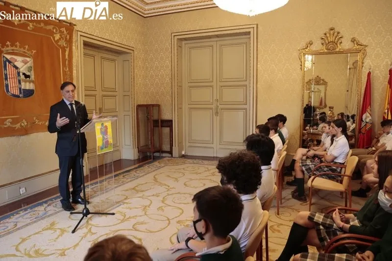 Encuentro del alcalde, Carlos García Carbayo, con 50 alumnos del Colegio Santa Teresa de Jesús su implicación en la mejora del entorno con su proyecto '1002 Abrazos'