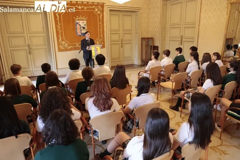 Encuentro del alcalde, Carlos García Carbayo, con 50 alumnos del Colegio Santa Teresa de Jesús su implicación en la mejora del entorno con su proyecto '1002 Abrazos'