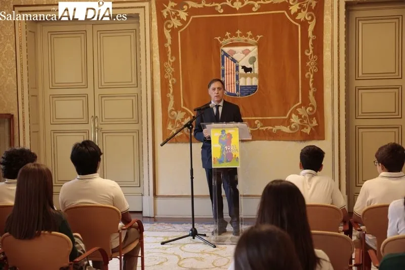 Encuentro del alcalde, Carlos García Carbayo, con 50 alumnos del Colegio Santa Teresa de Jesús su implicación en la mejora del entorno con su proyecto '1002 Abrazos'