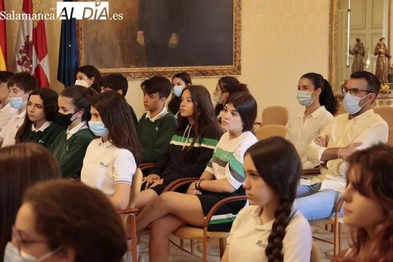 Encuentro del alcalde, Carlos García Carbayo, con 50 alumnos del Colegio Santa Teresa de Jesús su implicación en la mejora del entorno con su proyecto '1002 Abrazos'