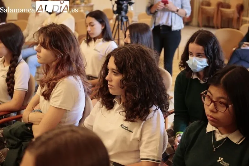 Encuentro del alcalde, Carlos García Carbayo, con 50 alumnos del Colegio Santa Teresa de Jesús su implicación en la mejora del entorno con su proyecto '1002 Abrazos'