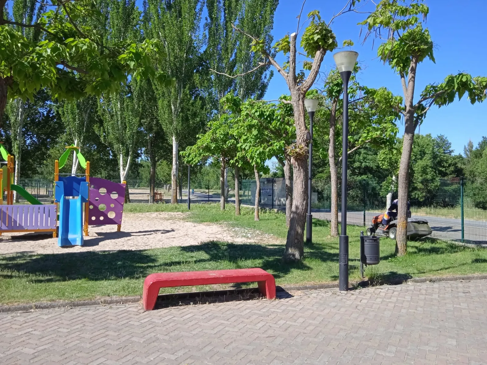 Foto 2 - Trabajos de alba&ntilde;iler&iacute;a y reparaci&oacute;n de pavimento y acerado en diferentes puntos del municipio