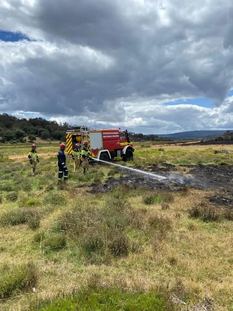 Efectivos de los Bomberos de la Diputación en la Sierra de la Culebra