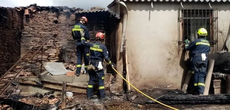 Efectivos de los Bomberos de la Diputación en la Sierra de la Culebra