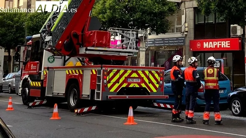 Intervención de los Bomberos de Salamanca de esta mañana en la Gran Vía. Foto Vanesa Martins