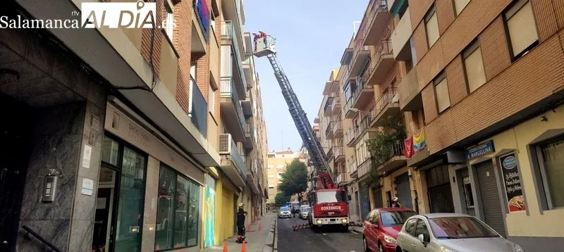 Intervención de los Bomberos de Salamanca de esta mañana en la calle Fray Luis de Granada. Foto Carolina Martín