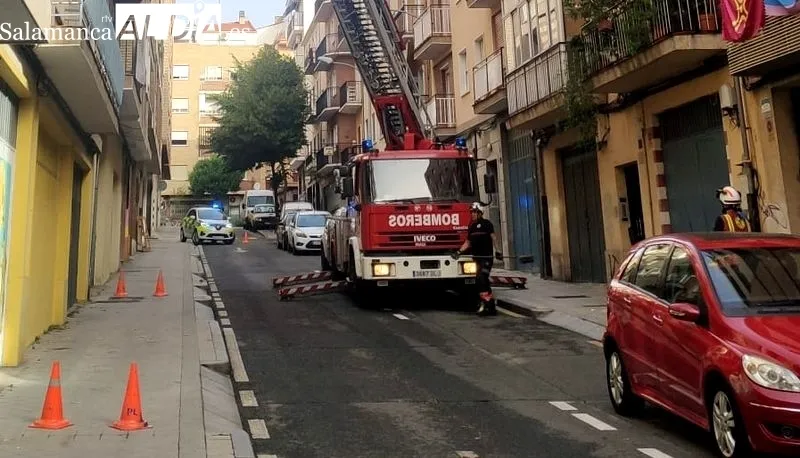 Intervención de los Bomberos de Salamanca de esta mañana en la calle Fray Luis de Granada. Foto Carolina Martín