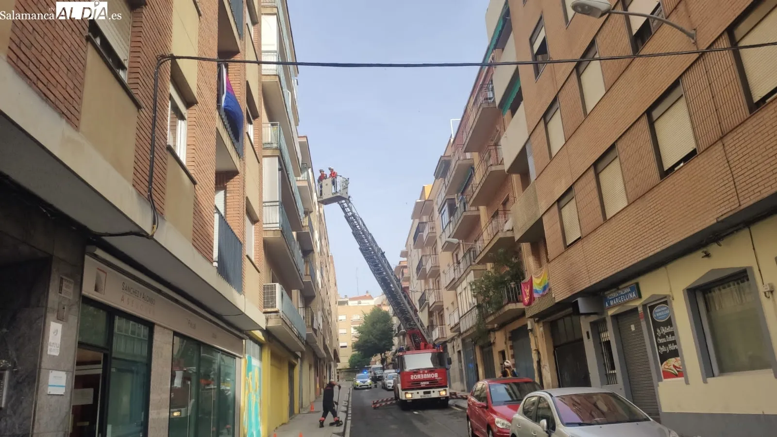 Intervención de los Bomberos de Salamanca de esta mañana en la calle Fray Luis de Granada. Foto Carolina Martín